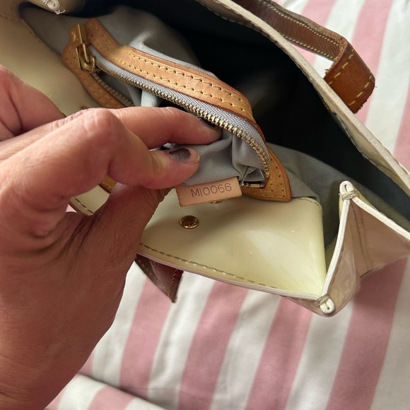 Authentic Used Y2K Louis Vuitton Vernis Reade PM in Marshmallow - Picture 9 of 11